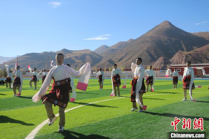 圖為青海師范大學(xué)附屬玉樹(shù)實(shí)驗(yàn)學(xué)校學(xué)生在綠茵場(chǎng)跳起囊謙古舞—卓根瑪?！〕逃?攝