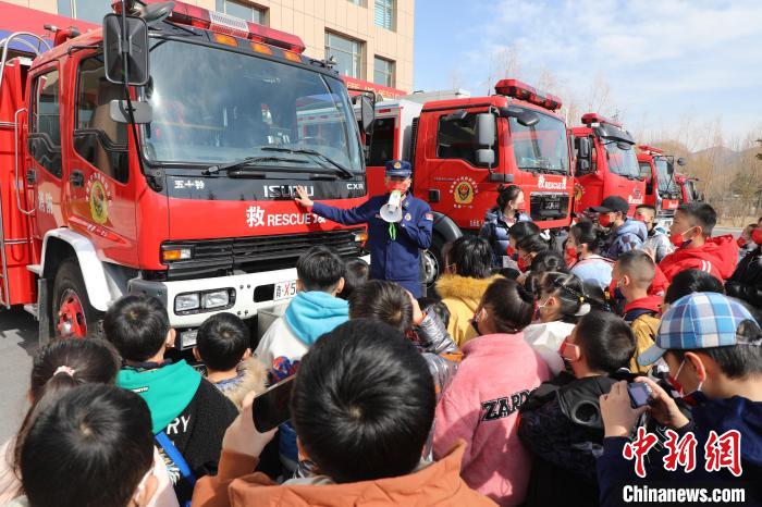 圖為消防員向小朋友們講解消防車。　楊龍建 攝