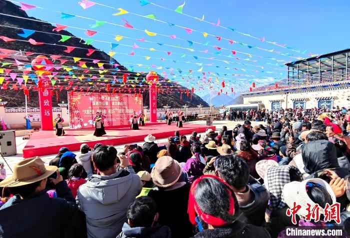 文藝活動全景。　芒康縣委宣傳部供圖