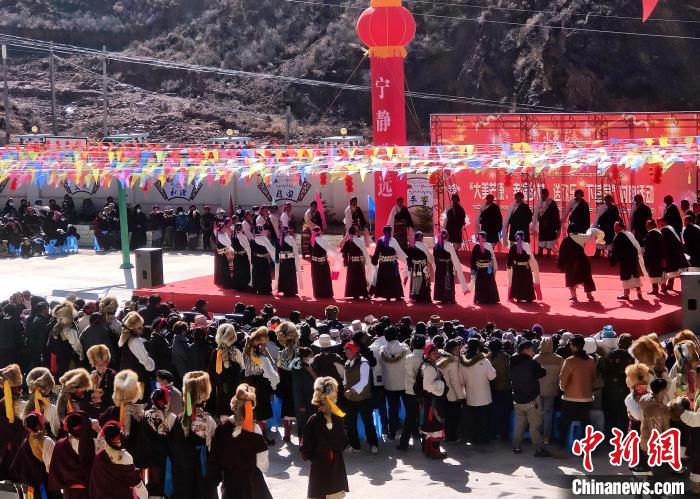 文藝活動全景。　芒康縣委宣傳部供圖