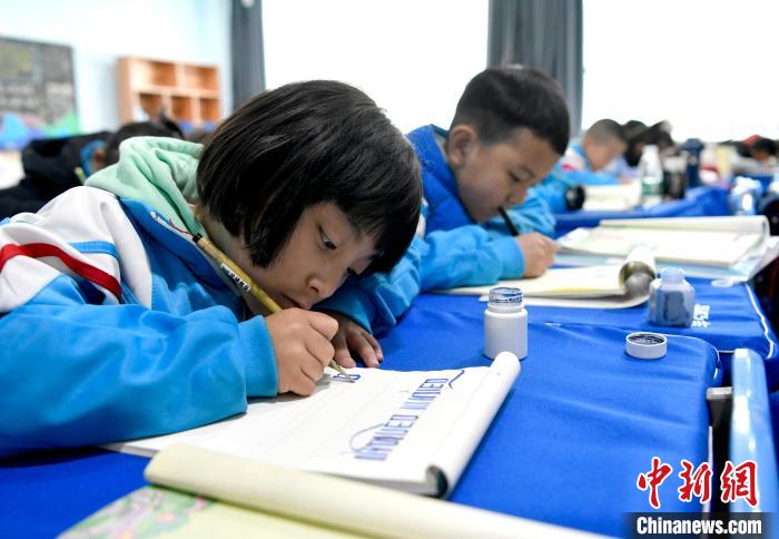 3月14日，西藏拉薩市第一小學(xué)一年級(jí)六班的學(xué)生們?cè)诓卣Z文課上書寫藏文。　李林 攝