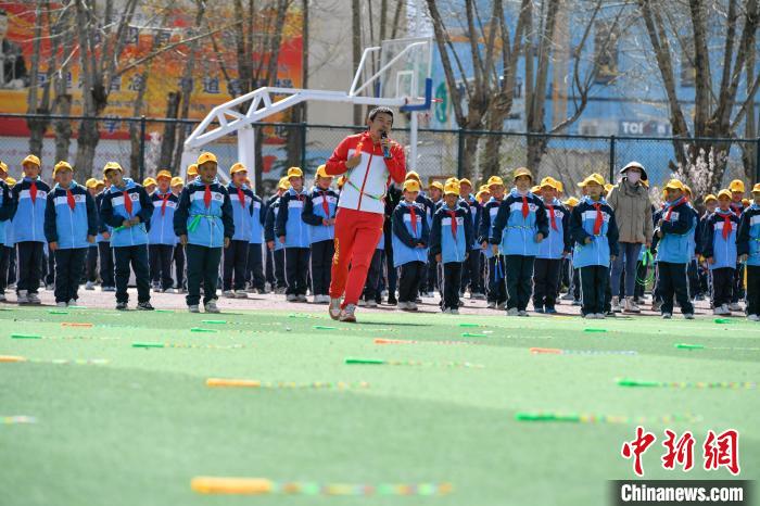 圖為學(xué)生在跳繩教練齊景龍的指導(dǎo)下做準(zhǔn)備運(yùn)動(dòng)?！∝暩聛?lái)松 攝