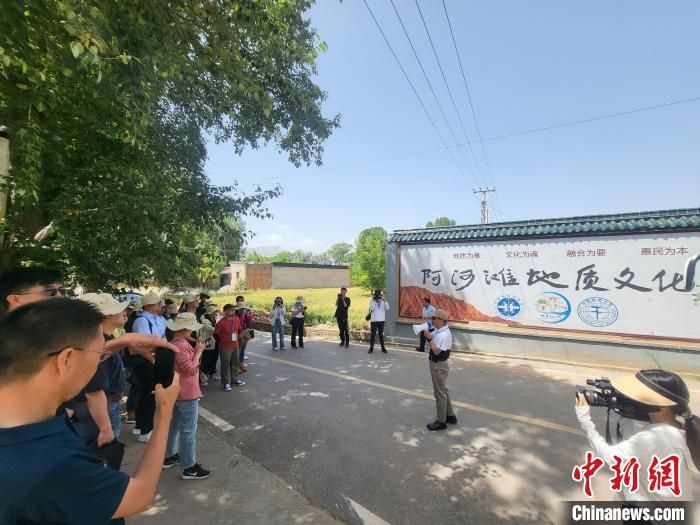 圖為中國(guó)地質(zhì)大學(xué)(北京)教授張緒教介紹村落情況。　胡友軍 攝