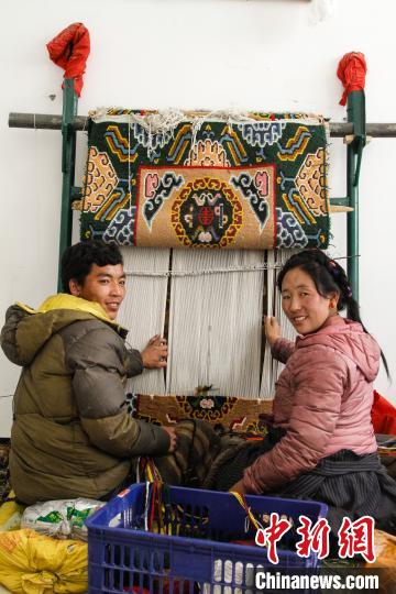 圖為1月15日，在日喀則市謝瑪氆氌農(nóng)村合作社，拉孜村一對夫婦在編織卡墊(資料圖)?！≮w朗 攝