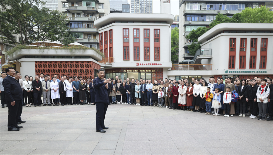 2024年4月22日至24日，中共中央總書記、國家主席、中央軍委主席習(xí)近平在重慶考察。這是22日下午，習(xí)近平在九龍坡區(qū)謝家灣街道民主村社區(qū)考察時(shí)，同社區(qū)居民親切交流。新華社記者 鞠鵬 攝