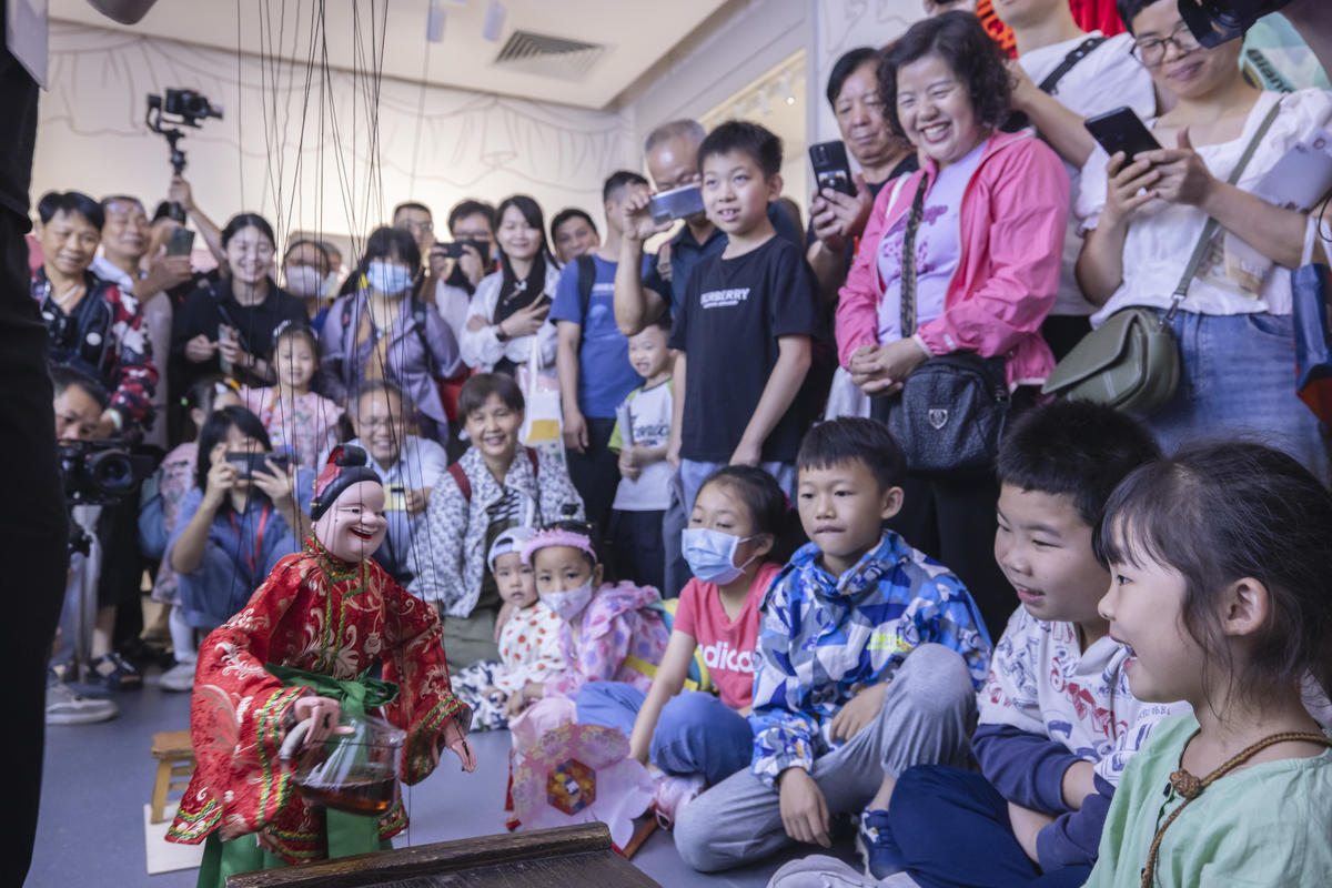 5月1日，廣州市白鵝潭大灣區(qū)藝術(shù)中心非物質(zhì)文化遺產(chǎn)館內(nèi)，精彩的梅縣提線木偶戲表演吸引了眾多游客駐足觀賞。 來(lái)源：人民圖片網(wǎng)