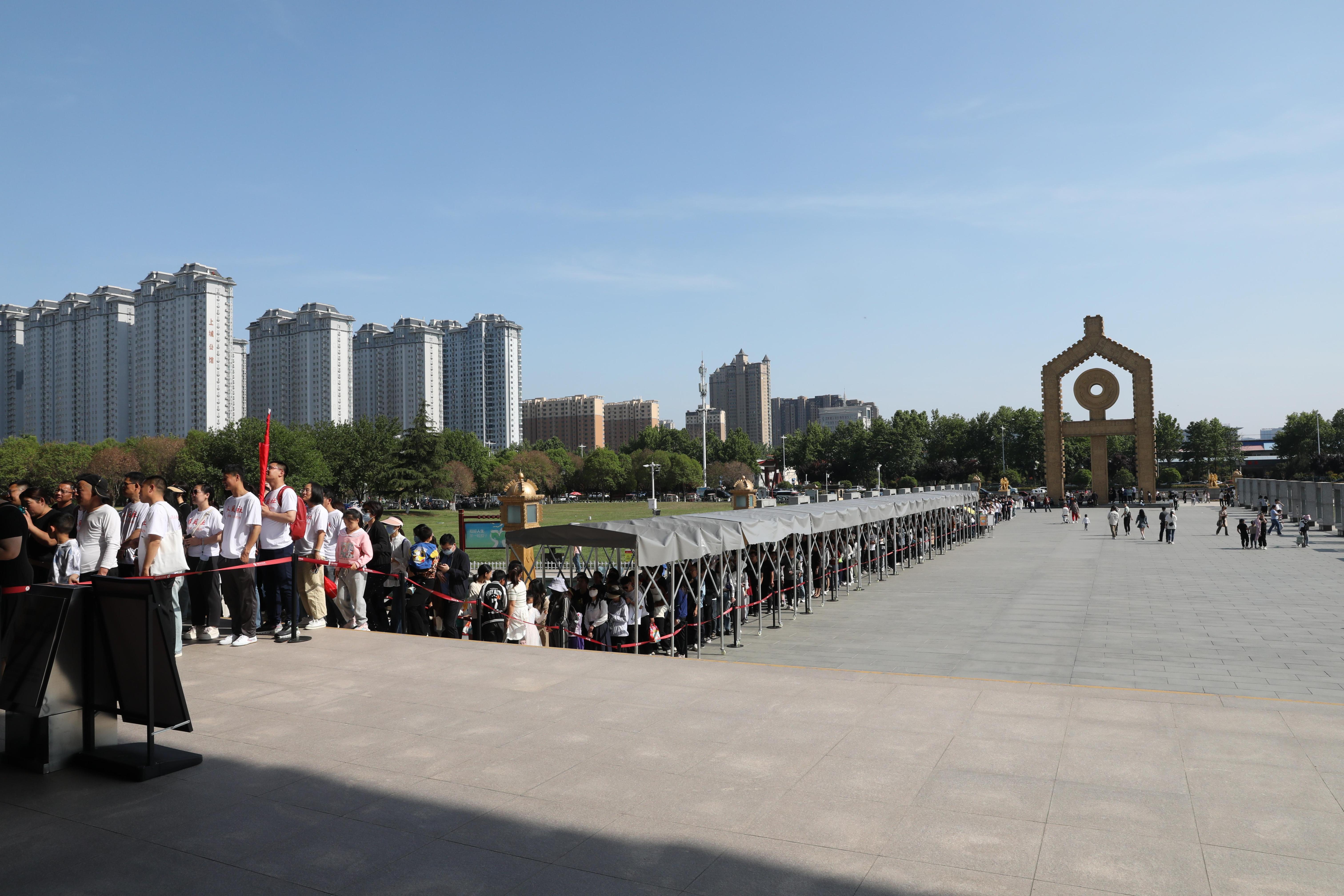 “五一”期間，中國文字博物館外游客有序排隊。中國文字博物館供圖