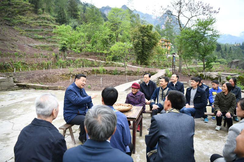 2019年4月15日至17日，中共中央總書記、國家主席、中央軍委主席習近平在重慶考察，并主持召開解決“兩不愁三保障”突出問題座談會。這是4月15日下午，習近平在石柱土家族自治縣中益鄉(xiāng)華溪村同村民代表、基層干部、扶貧干部、鄉(xiāng)村醫(yī)生等圍坐在一起，共話脫貧攻堅。新華社記者 謝環(huán)馳 攝