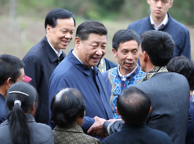 2019年4月15日至17日，中共中央總書記、國家主席、中央軍委主席習近平在重慶考察，并主持召開解決“兩不愁三保障”突出問題座談會。這是4月15日下午，習近平在石柱土家族自治縣中益鄉(xiāng)華溪村同村民親切交流。新華社記者 丁海濤 攝