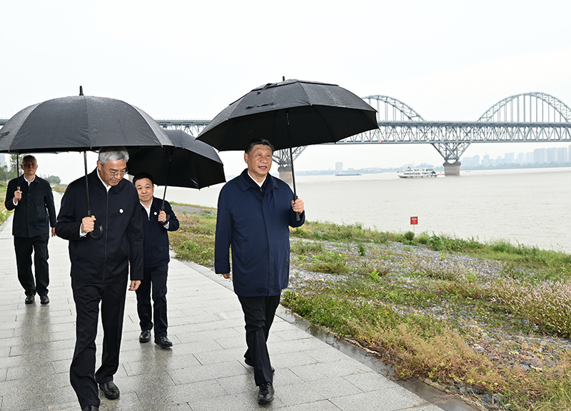 2023年10月10日至13日，中共中央總書記、國家主席、中央軍委主席習近平在江西考察。這是10日下午，習近平在長江國家文化公園九江城區(qū)段考察時，冒雨沿江堤步行察看沿岸風貌。新華社記者 謝環(huán)馳 攝