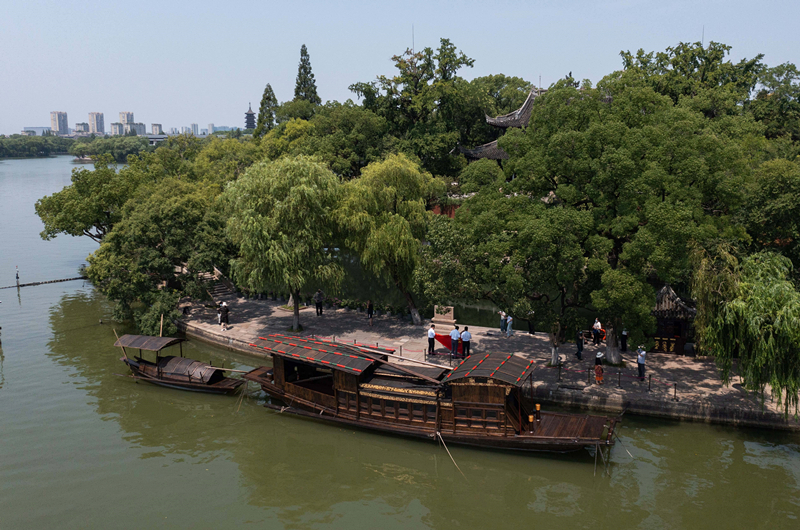 2022年7月27日，南湖紅船?？吭谡憬〖闻d市南湖旅游區(qū)的湖心島旁。