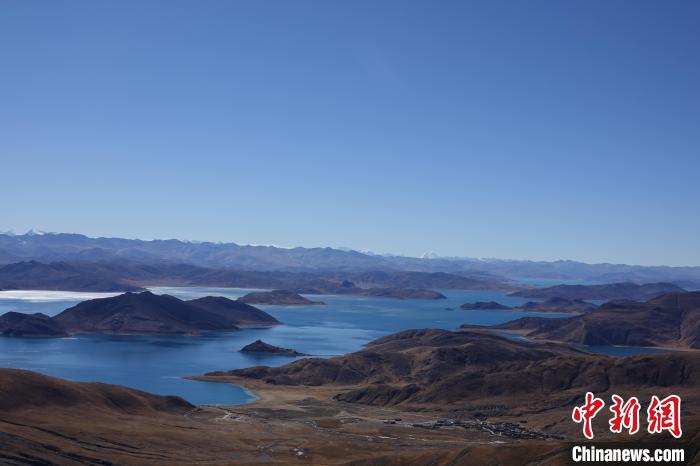 冬日羊卓雍措：湖水湛藍(lán)，如詩(shī)如畫