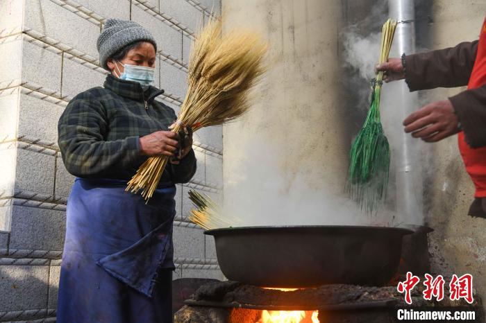 圖為拉薩手藝人制作年貨“羅薩梅朵”。　貢嘎來松 攝