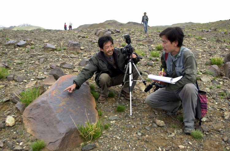 這是科考人員在考察加林山巖畫。（唐召明2001年攝）.jpg