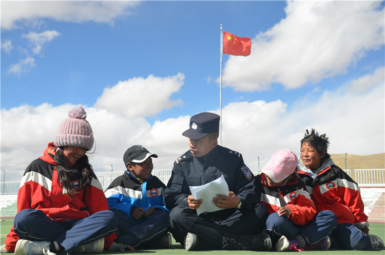 圖為帕羊邊境派出所民警在轄區(qū)學(xué)校宣講全會精神。李忠勤 攝_副本.jpg