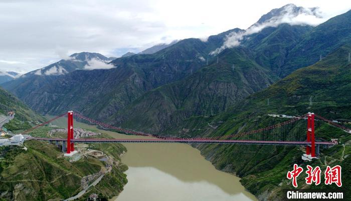 圖為雅康高速瀘定大渡河大橋?！⒅铱?攝