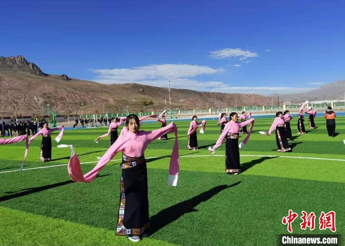 圖為青海師范大學(xué)附屬玉樹(shù)實(shí)驗(yàn)學(xué)校學(xué)生在綠茵場(chǎng)跳起囊謙古舞—卓根瑪?！“讋?攝