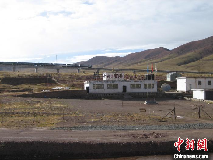 圖為青藏鐵路通車后列車經(jīng)過中鐵西北院風(fēng)火山觀測(cè)站。(資料圖) 中鐵西北科學(xué)研究院供圖