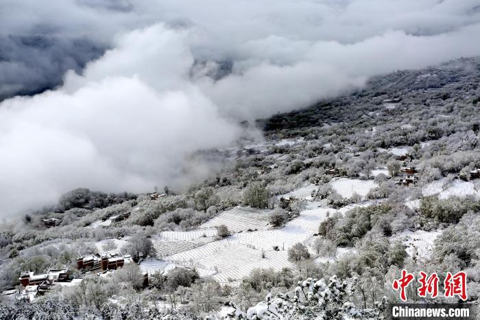 雪后的丹巴半山云霧繚繞。　李永安 攝