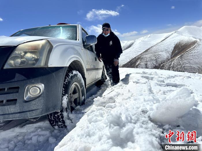 圖為生態(tài)管護(hù)人員準(zhǔn)備在雪地推車(chē)。　丁巴達(dá)杰 攝