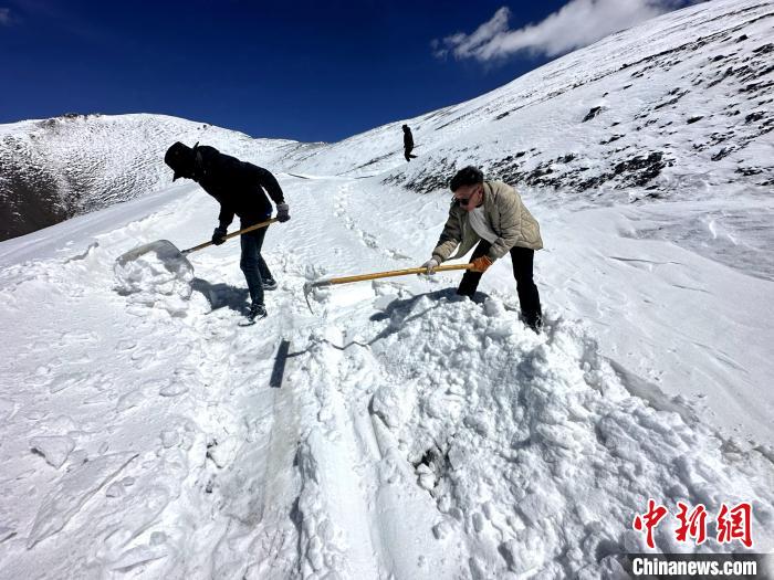 圖為生態(tài)管護(hù)人員在巡護(hù)道路上清雪?！《“瓦_(dá)杰 攝