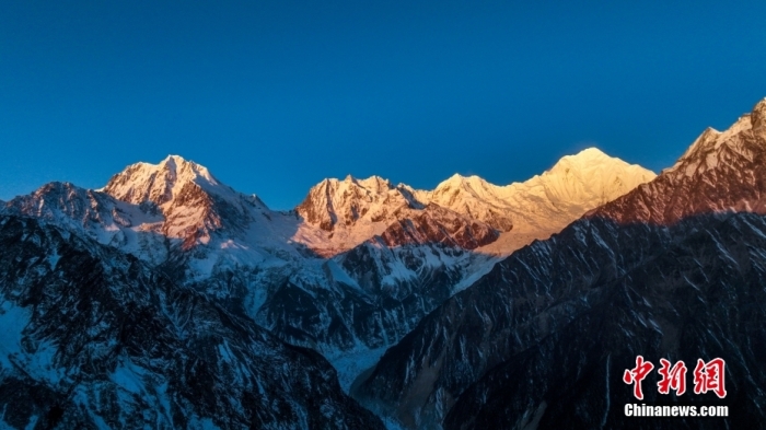 圖為2月1日，清晨陽光照在貢嘎雪山上，出現(xiàn)“日照金山”景觀。(無人機照片)<a target='_blank' href='/'><p  align=