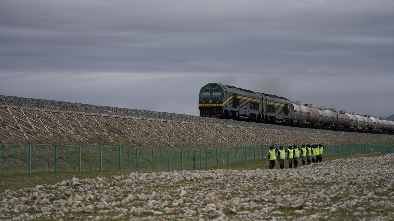 乘坐火車飛馳在青藏鐵路，每隔一兩公里便能看到窗外的護路隊員?？吹交疖囻傔^，他們都要面向列車敬禮，如同一尊莊嚴(yán)雕塑般定格在乘客心里。人民網(wǎng) 陳博文 攝