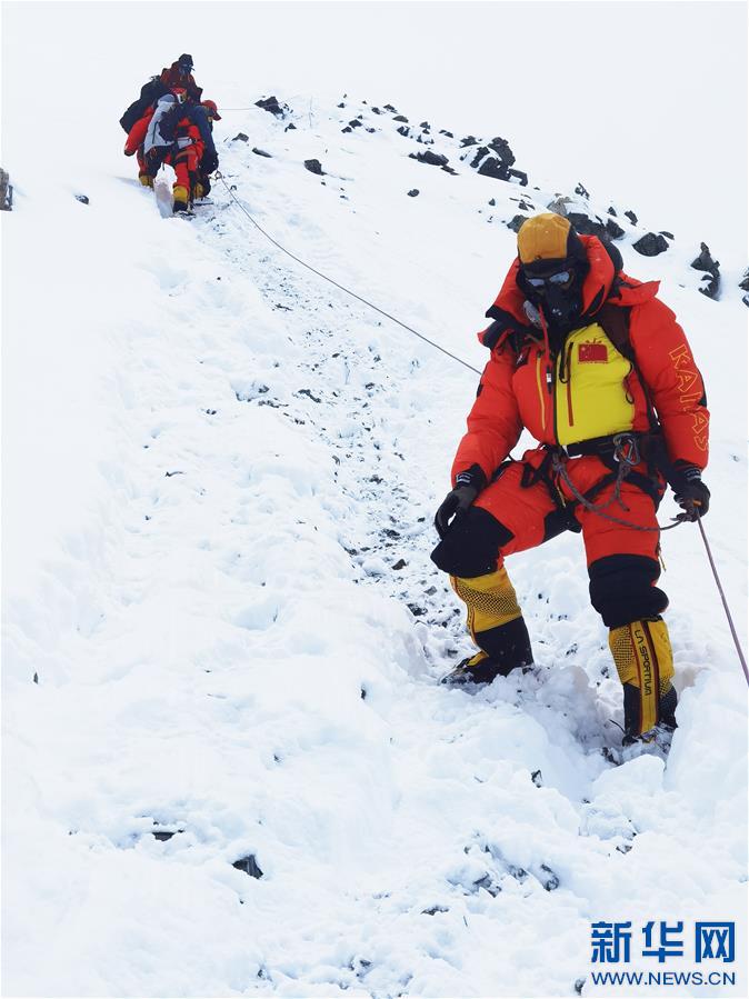 （2020珠峰高程測量）（3）珠峰高程測量登山隊撤回前進(jìn)營地 登頂日期將再調(diào)整