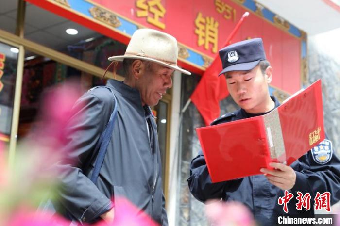 圖為民警在邊境村莊宣傳邊境政策法規(guī)?！問|出入境邊防檢查站供圖 攝