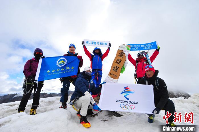 圖為5日，登山者在洛堆峰頂合影?！垈?攝