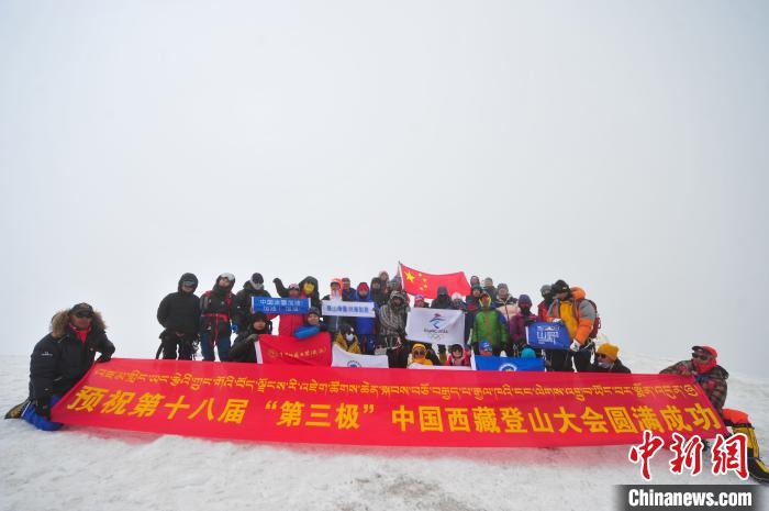 圖為5日，登山者在洛堆峰頂合影?！垈?攝