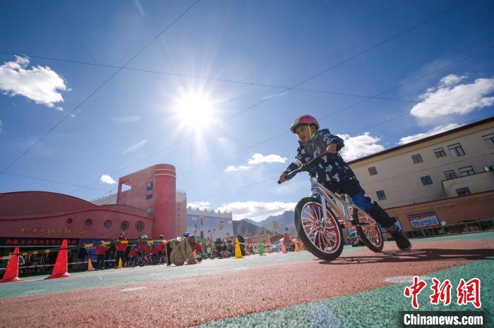 圖為拉薩市實驗幼兒園孩子們正在練習(xí)滑步車。　何蓬磊 攝