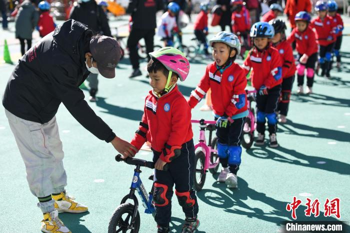 圖為拉薩市實驗幼兒園孩子們在教練的指導(dǎo)下練習(xí)滑步車?！『闻罾?攝