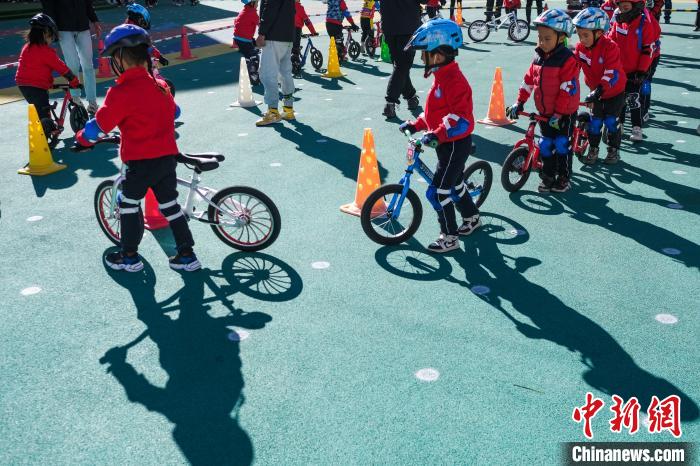 圖為拉薩市實驗幼兒園孩子們正在練習(xí)滑步車?！『闻罾?攝