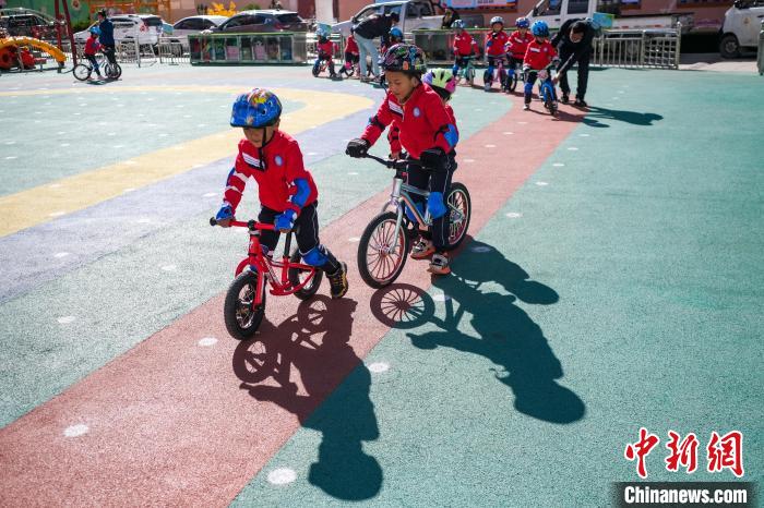 圖為拉薩市實驗幼兒園孩子們正在練習(xí)滑步車?！『闻罾?攝