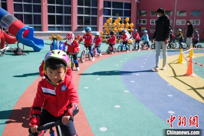 圖為拉薩市實驗幼兒園孩子們在教練的指導(dǎo)下練習(xí)滑步車?！『闻罾?攝