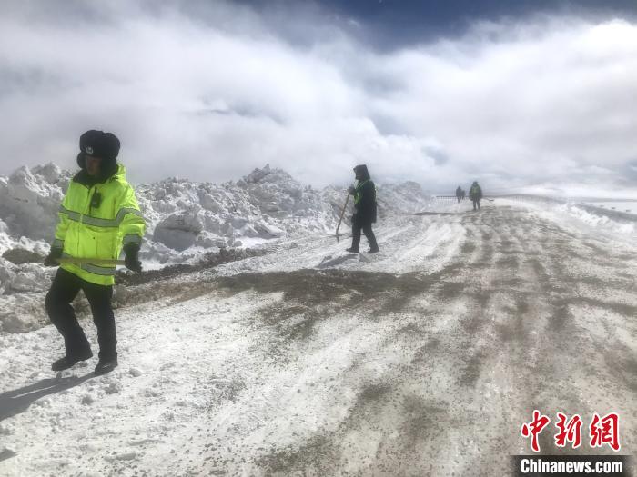 資料圖為，西藏安多交警在唐古拉山埡口除冰作業(yè)。西藏安多縣公安局 供圖