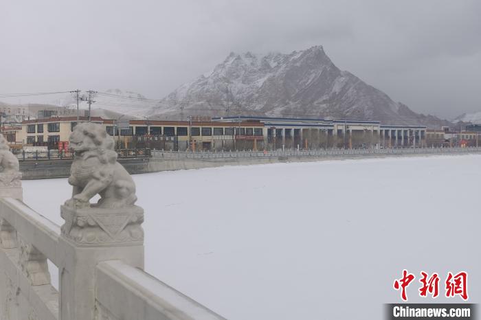 圖為2月5日傍晚時分的西藏阿里獅泉河鎮(zhèn)雪景?！⊥跏啦?攝