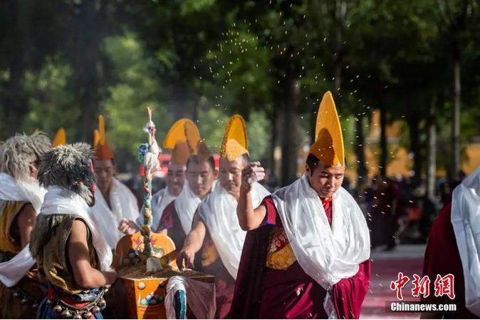 資料圖：扎什倫布寺跳神活動(dòng)結(jié)束后，僧眾依次拋撒“切瑪”盒中的青稞祈福。<a target='_blank' ><p  align=