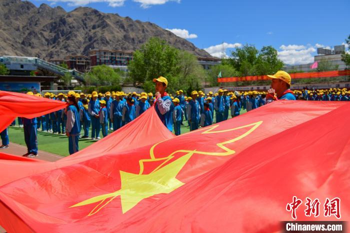 圖為拉薩市堆龍德慶區(qū)堆龍姜昆黃小勇希望小學(xué)學(xué)生在操場(chǎng)入隊(duì)儀式?！∝暩聛?lái)松 攝