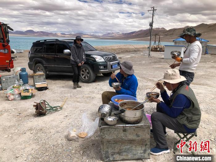 在“世界屋脊”上作業(yè)，中國科考隊員衣、食、住、行有何特色？