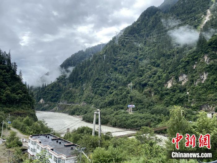 險山急流中的兩座橋。彭寧鈴 攝