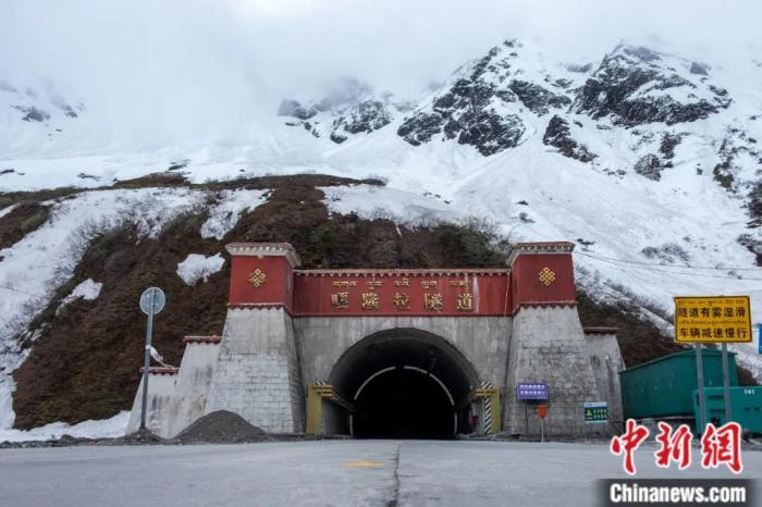 墨脫公路控制性工程——嘎隆拉隧道。上方為嘎隆拉雪山，曾是進(jìn)入墨脫最大的“攔路虎”。