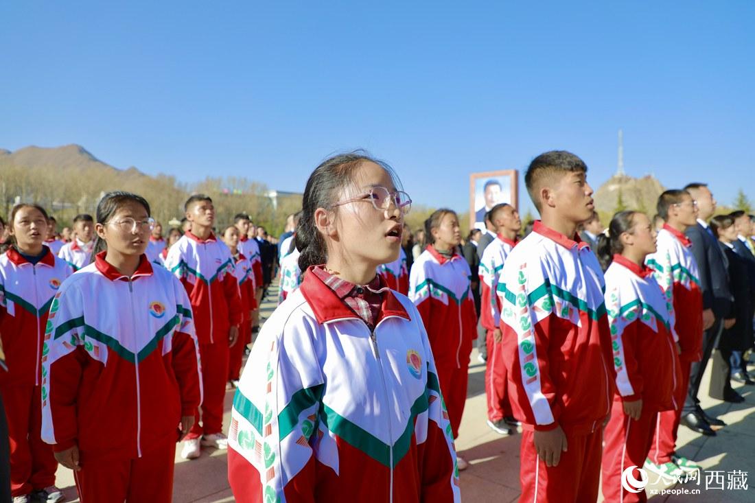 全體奏唱國(guó)歌。人民網(wǎng) 次仁羅布攝