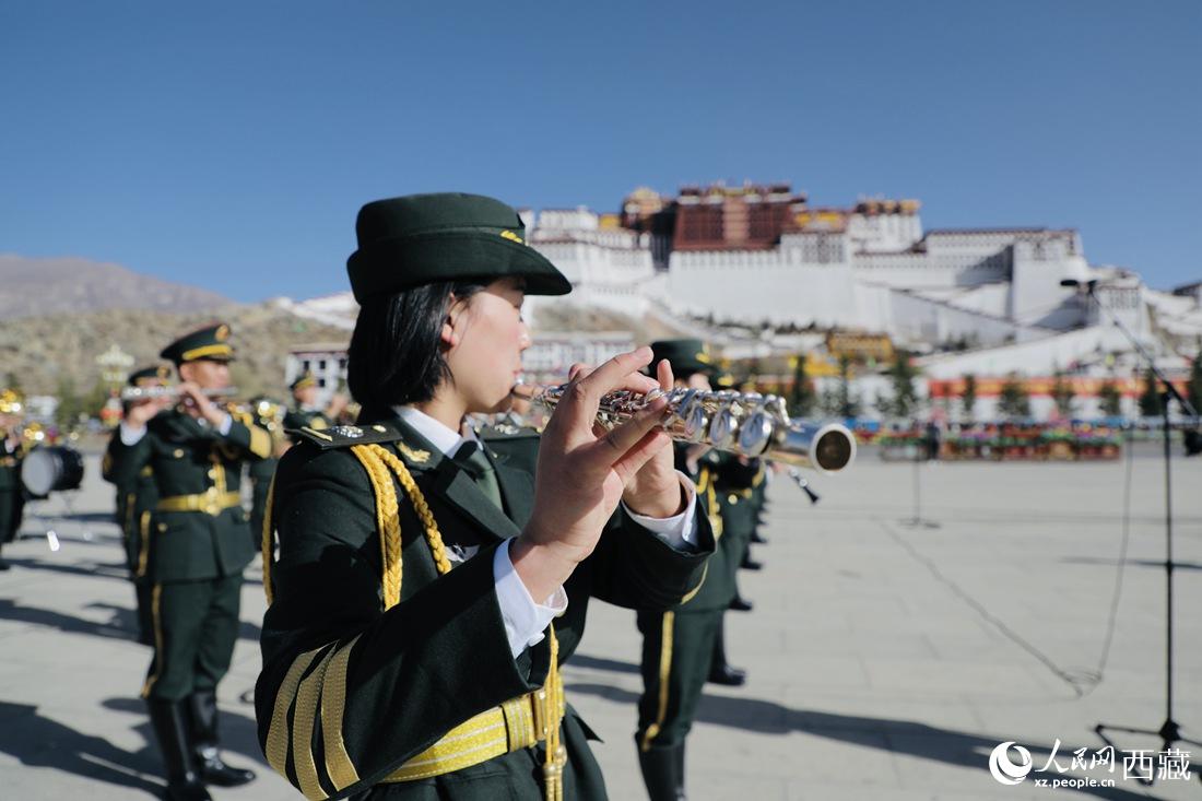 軍區(qū)文工團(tuán)奏響國(guó)歌。人民網(wǎng) 次仁羅布攝