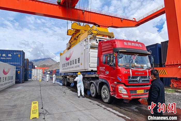 援助物資卸車現(xiàn)場?！F青藏集團(tuán)有限公司拉薩車務(wù)段 供圖