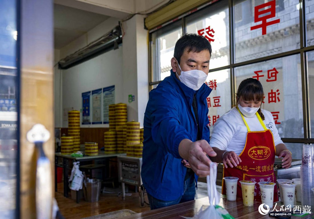 市民購買早餐。人民網(wǎng) 次仁羅布攝