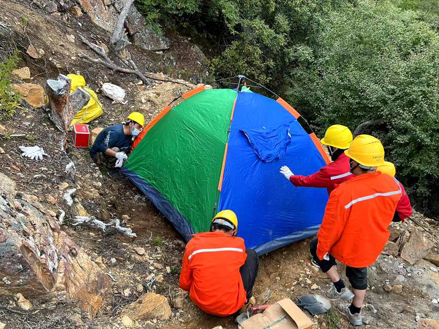 9月15日，電力施工人員正在施工點(diǎn)附近搭建暫居帳篷。白瑪多吉攝