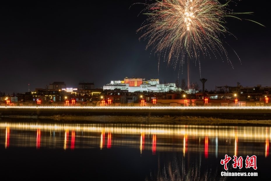 資料圖為2022年3月1日，拉薩迎來藏歷新年“古突夜”，煙花與被燈光照亮的布達拉宮交相輝映。 <a target='_blank' href='/'><p  align=