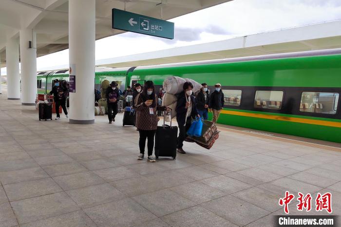 10月6日，乘客乘復(fù)工專列抵達日喀則?！±_車務(wù)段 供圖